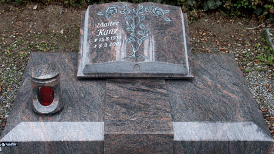Urnengrabstein in rötlich-grauem Granit "geöffnetes Buch".
